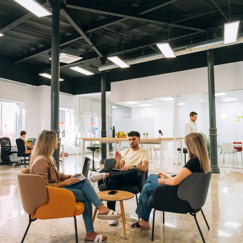Sillas ergonómicas en un área de coworking moderno.