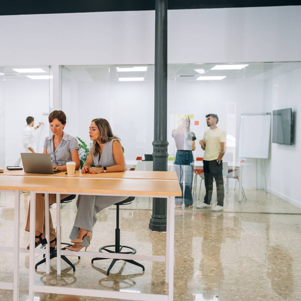 Zona de coworking cómoda y profesional con mobiliario acogedor en Espacio Trabajo Almería.